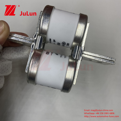 690V วอลเตจเรตติ้ง BUSSMANN 630MMT เซรามิกออโตโมทีฟ ฟิวส์กับ Twin Flat Plate Bolt Design สําหรับการติดตั้ง M6/M8