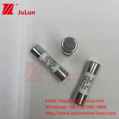 10*38mm FUSE 15A 690VDC Panel Mount Solar PV Fuse สําหรับการป้องกันสายไฟฟ้าไฟฟ้าที่แข็งแกร่ง