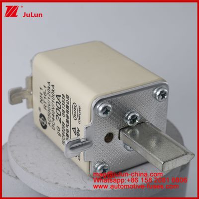 NH1 RT16-1 200A AC500V 120KA DC 440V 100KA รถยนต์ เซรามิก ออโต้ ฟิวส์ Blade Mount สําหรับ EV / HEV รถยนต์ขนาดเล็ก ป้องกันวงจรสั้นระดับสูง